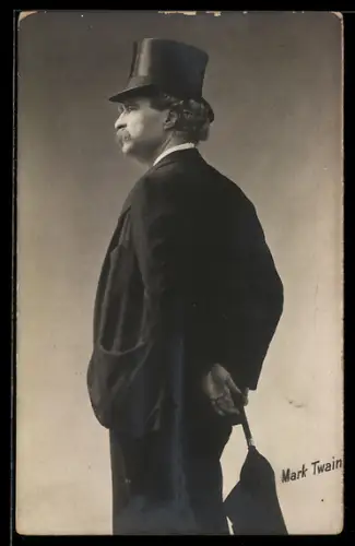 AK Schriftsteller Mark Twain im Anzug mit Zylinder und Schirm