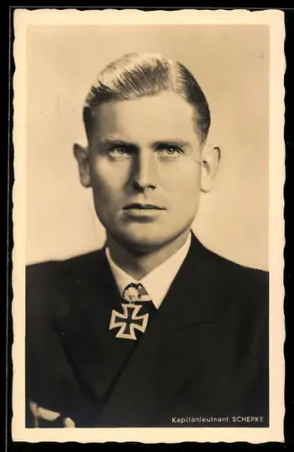 Foto-AK Portrait Kapitänleutnant Joachim Schepke mit Ritterkreuz u. Eichenlaub, Kommandant der U-Boote U-19 und U-100