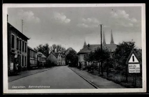 AK Saaralben, Bahnhofstrasse mit Schild Notbrücke rechts, langsame fahren