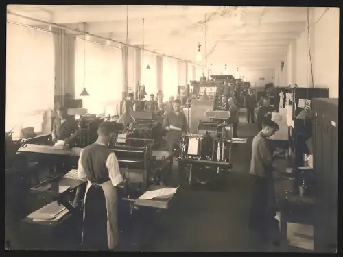 Fotografie Arbeiter an den Maschinen in einer Druckerei