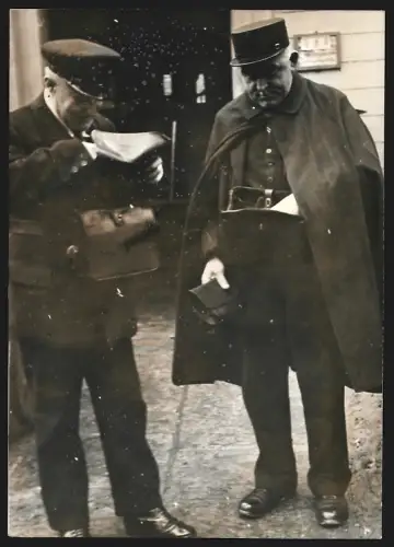 Fotografie Agentur Schostal, Wien, Starhemberggasse 26, Zwei Briefträger in Uniformen