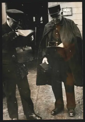 Fotografie Agentur Schostal, Wien, Starhemberggasse 26, Zwei Briefträger in Uniformen mit Brieftaschen