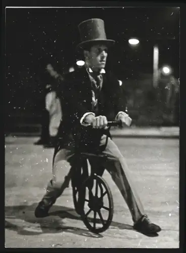Fotografie Agentur Schostal, Wien, Starhemberggasse 26, Mann im Anzug auf einem Laufrad, Fahrrad