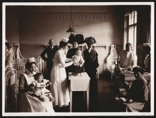 Fotografie Krankenschwester bei Wiegen eines Babys, Grossformat 18 x 25cm