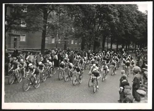 Fotografie Ansicht Berlin Treptow, Neue Kugelallee, Radrennfahrer auf der Strasse