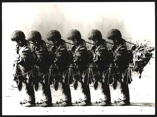 Fotografie Fotomontage mit Duplikaten des selben Kindes, Grossformat 19 x 25cm