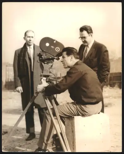 Fotografie Kamermann mit seiner Filmkamera auf einem Stativ