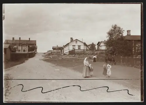 Fotografie Ansicht Borga / Porvoo, Frau mit Kindern auf einer Strasse im Ort