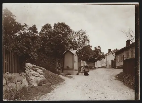 Fotografie Ansicht Borga /Porvoo, Frau und Kind auf einer Strasse im Ort