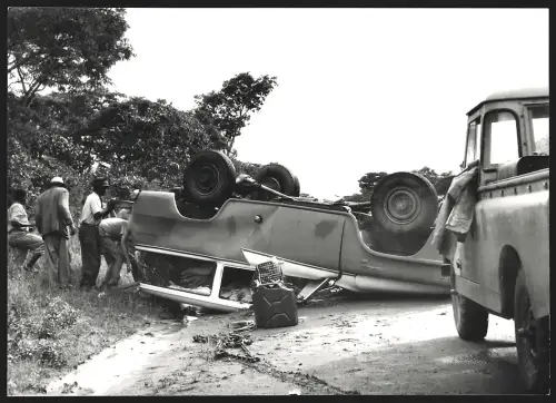 3 Fotografien Hermann Engel, Köln-Klettenberg, Auto International Harvester L120 nach einem Unfall am Strassenrand