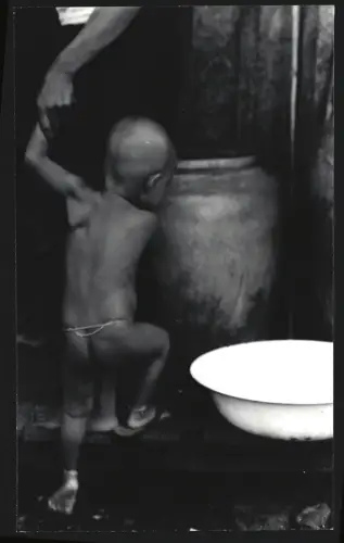 Fotografie Hermann Engel, Köln-Klettenberg, Weisshausstr. 36, Thailändisches Kleinkind vor einem Krug