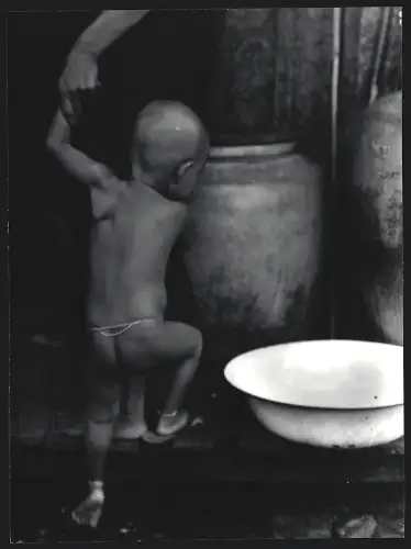 Fotografie Hermann Engel, Köln-Klettenberg, Weisshausstr. 36, Thailändisches Kleinkind steigt eine Stufe hoch