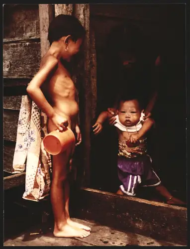 Fotografie Hermann Engel, Köln-Klettenberg, Weisshausstr. 36, Thailändische Kinder an einem Hauseingang
