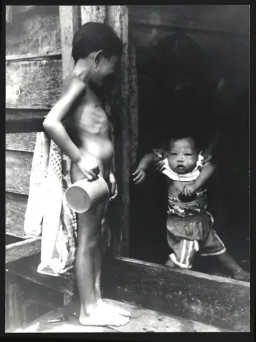 Fotografie Hermann Engel, Köln-Klettenberg, Weisshausstr. 36, Thailändische Kinder in einem Hauseingang
