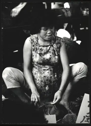 Fotografie Hermann Engel, Köln-Klettenberg, Weisshausstr. 36, Malaysia, Malaysische Frau mit Früchten