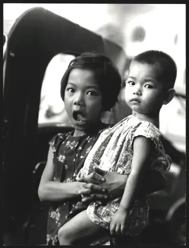 Fotografie Hermann Engel, Köln-Klettenberg, Weisshausstr. 36, Malaysien, Malaysisches Mädchen trägt ein Kleinkind im Arm