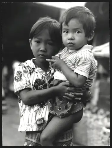 Fotografie Hermann Engel, Köln-Klettenberg, Weisshausstr. 36, Malaysien, Malaysisches Kind hält ein anderes im Arm