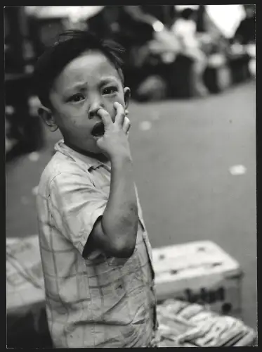 Fotografie Hermann Engel, Köln-Klettenberg, Weisshausstr. 36, Malaysien, Malaysischer Junge bohrt sich in der Nase