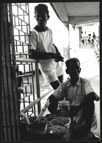 Fotografie Hermann Engel, Köln-Klettenberg, Weisshausstr. 36, Malaysien, Zwei malaysische Männer mit Waren in Säckchen