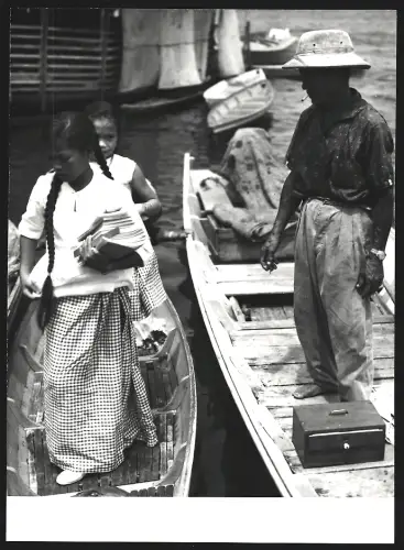 Fotografie Hermann Engel, Köln-Klettenberg, Weisshausstr. 36, Malaysien, Zwei Mädchen stehen in einem Boot