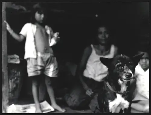Fotografie Hermann Engel, Köln-Klettenberg, Weisshausstr. 36, Malaysien, Frau mit zwei Kindern und einem Hund