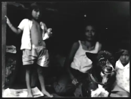Fotografie Hermann Engel, Köln-Klettenberg, Weisshausstr. 36, Malaysien, Mutter mit zwei Kindern und einem Hund