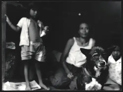 Fotografie Hermann Engel, Köln-Klettenberg, Weisshausstr. 36, Malaysien, Kinder und Frau mit einem Hund im Vordergrund