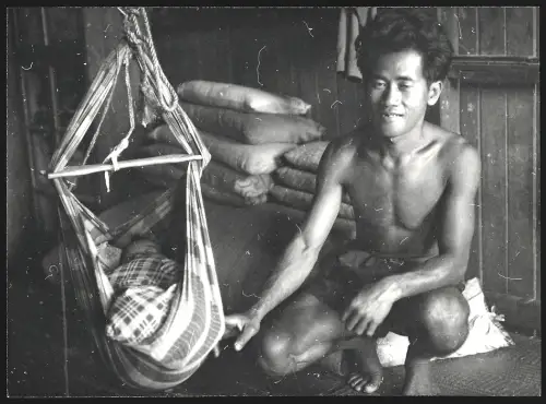 Fotografie Hermann Engel, Köln-Klettenberg, Weisshausstr. 36, Malaysien, Mann mit Säugling in einer Schaukel