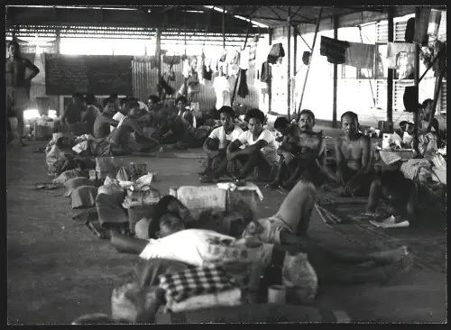Fotografie Hermann Engel, Köln-Klettenberg, Weisshausstr. 36, Malaysien, Männer sitzen zusammen in einem Haus