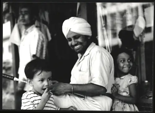 Fotografie Hermann Engel, Köln-Klettenberg, Weisshausstr. 36, Malaysien, Mann mit Turban und zwei Kindern