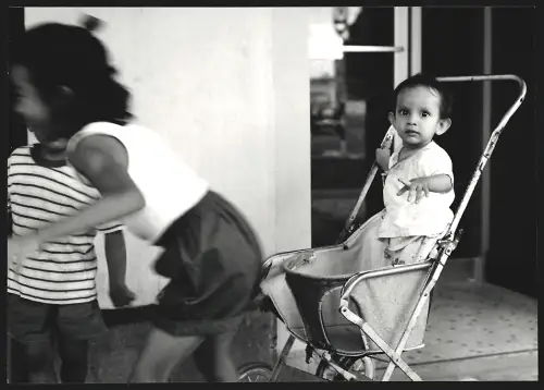 Fotografie Hermann Engel, Köln-Klettenberg, Weisshausstr. 36, Malaysien, Kleinkind steht in einem Kinderwagen