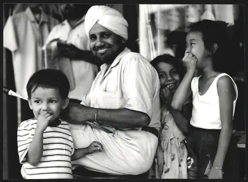 Fotografie Hermann Engel, Köln-Klettenberg, Weisshausstr. 36, Malaysien, Lächelnder Mann mit Turban und drei Kindern