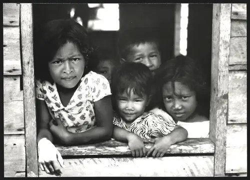 Fotografie Hermann Engel, Köln-Klettenberg, Weisshausstr. 36, Malaysien, Gruppe Kinder schaut aus einem Fenster