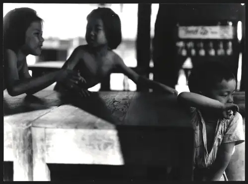 Fotografie Hermann Engel, Köln-Klettenberg, Weisshausstr. 36, Thailand, Drei Kinder sitzen an einem Tisch