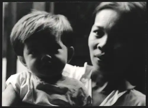 Fotografie Hermann Engel, Köln-Klettenberg, Weisshausstr. 36, Thailand, Mutter mit Kleinkind im Arm