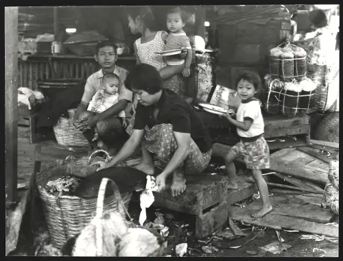 Fotografie Hermann Engel, Köln-Klettenberg, Weisshausstr. 36, Thailand, Familie mit vier Kindern sitzt auf Holzbänken