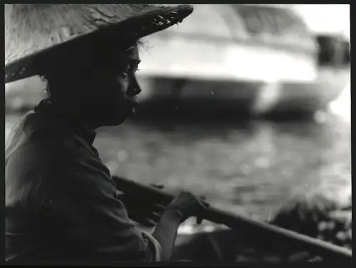 Fotografie Hermann Engel, Köln-Klettenberg, Weisshausstr. 36, Thailand, Person mit Strohhut sitzt in einem Boot