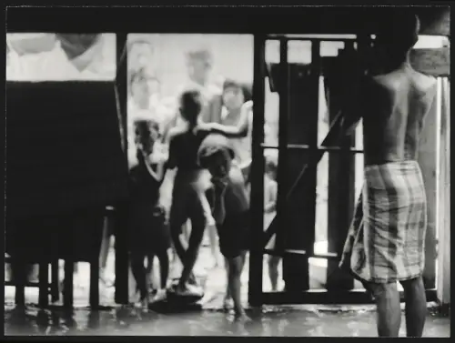 Fotografie Hermann Engel, Köln-Klettenberg, Weisshausstr. 36, Thailand, Kinder schauen durch einen Eingang ins Haus