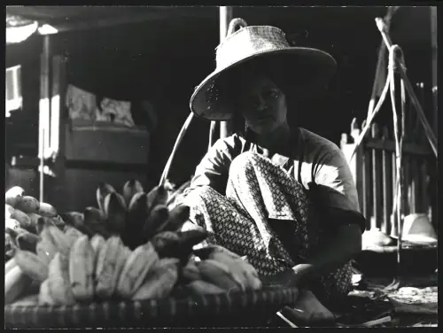 Fotografie Hermann Engel, Köln-Klettenberg, Weisshausstr. 36, Thailand, Frau mit Strohhut und Bananen