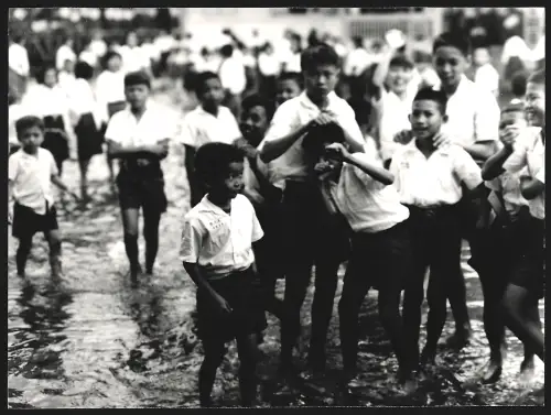 Fotografie Hermann Engel, Köln-Klettenberg, Weisshausstr. 36, Thailand, Gruppe Jungen in Uniformen steht im Wasser