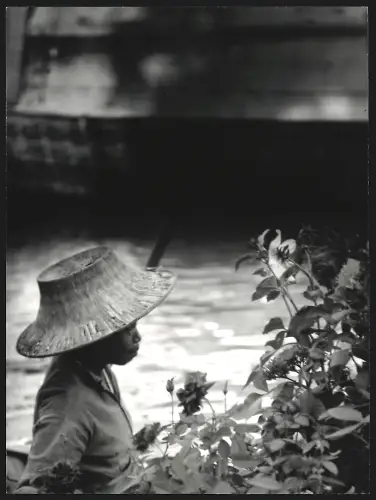 Fotografie Hermann Engel, Köln-Klettenberg, Weisshausstr. 36, Thailand, Person mit Strohhut neben einer Pflanze