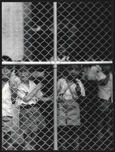 Fotografie Hermann Engel, Köln-Klettenberg, Weisshausstr. 36, Thailand, Kleine Kinder schauen durch einen Zaun