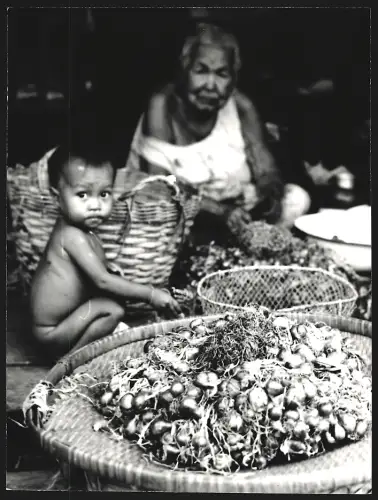 Fotografie Hermann Engel, Köln-Klettenberg, Weisshausstr. 36, Thailand, Ältere Dame und Kleinkind hocken bei Körben