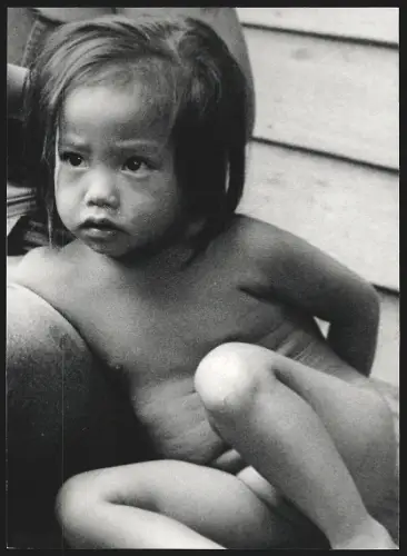 Fotografie Hermann Engel, Köln-Klettenberg, Weisshausstr. 36, Thailand, Kleinkind mit nachdenklichem Blick
