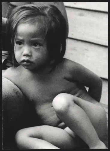 Fotografie Hermann Engel, Köln-Klettenberg, Weisshausstr. 36, Thailand, Kleinkind sitztauf einer Bank