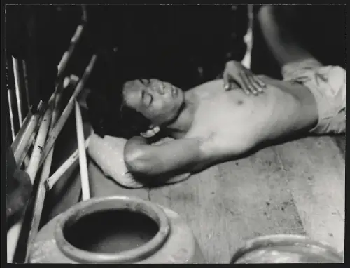 Fotografie Hermann Engel, Köln-Klettenberg, Weisshausstr. 36, Thailand, Mann liegt mit geschlossenen Augen auf dem Boden
