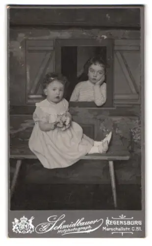 Fotografie G. Schmidbauer, Regensburg, Marschallstr. C 51, Mädchen mit Gebäudekulisse im Atelier abgelichtet