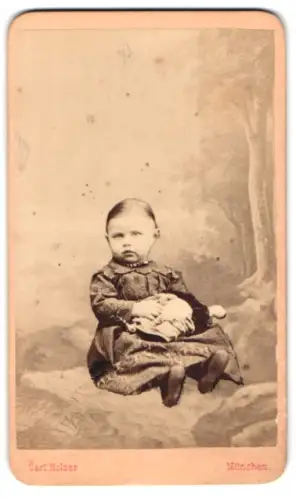 Fotografie Carl Holzer, München, Schwanthalerstr. 4, Mädchen mit Puppe in Naturidylle, Fotomontage
