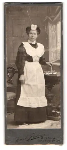 Fotografie Carl Fürber, Altona, Schulterblatt 59b, Dienstmädchen mit Serviertablett