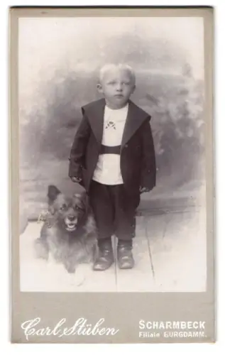 Fotografie Carl Stüben, Scharmbeck, Burgdamm, Blonder Knabe nebst Hund im Foto-Atelier